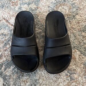 OOFOS Men’s 9 Womens 11 Black Slide Sandals